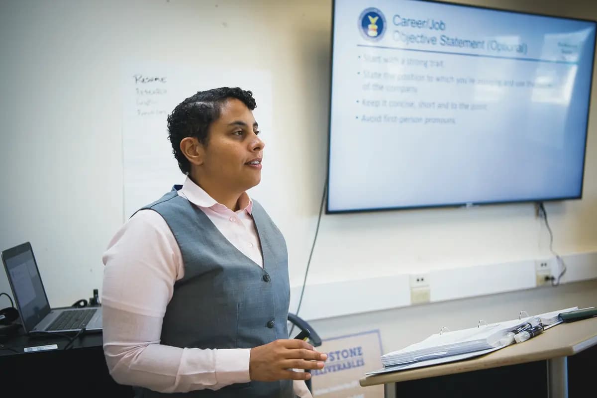 An instructor teaching a resume writing class for transitioning service members